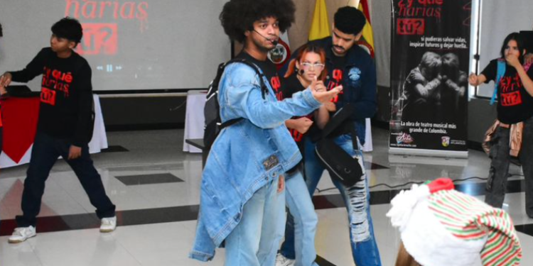 Obra juvenil visibilizó problemáticas de salud mental a través del arte en la Plaza de la Paz